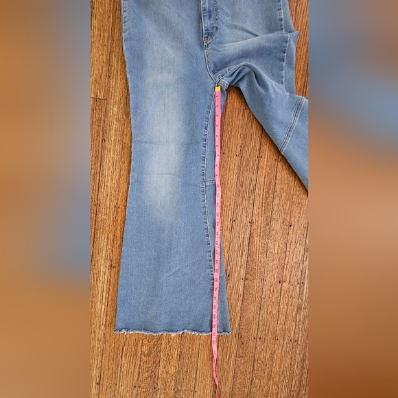 We The Free Wide Legged Raw Hem Jeans Size 30 - Picture 3 of 6